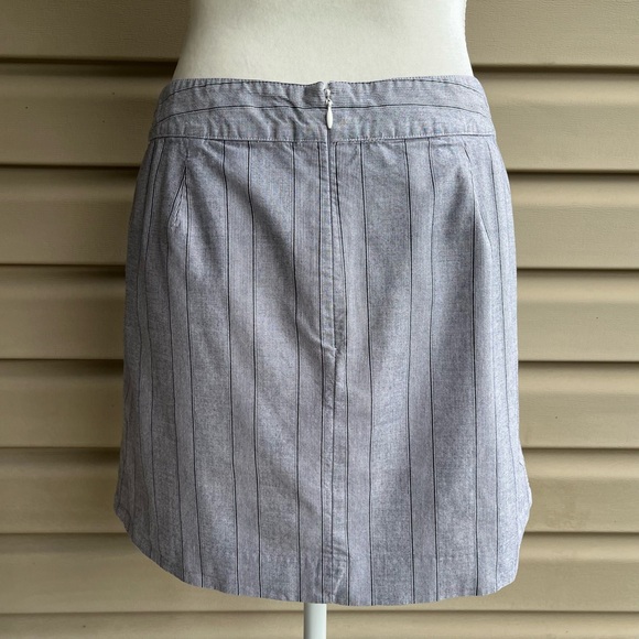 •Banana Republic• Gray/White Stripe Mini Skirt with Buttons - Size 8 - Picture 5 of 8